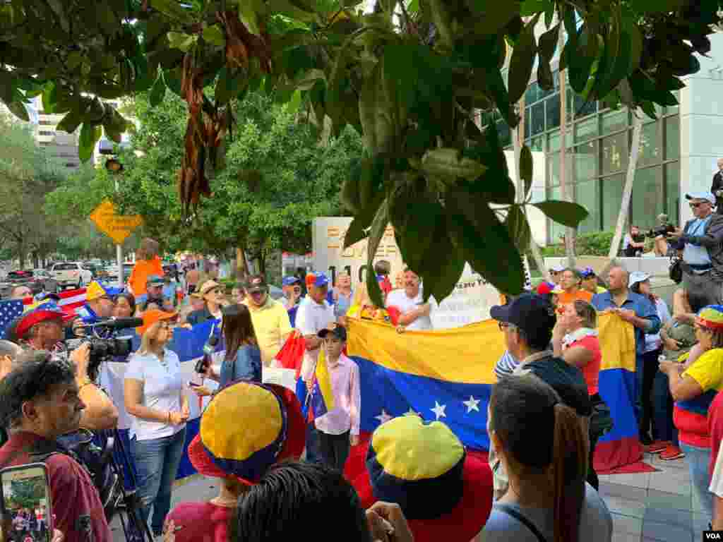 En Miami, opositores al presidente en disputa de Venezuela, Nicolás Maduro, salieron a protestar y a pedir la libertad de su país. Foto: Alonso Castillo/VOA.