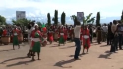 Abantu ibihumbi biroshye mu mihanda y’I Bujumbura kwakira Perezida Petero Nkurunziza, nyuma y’uko kudeta yari imaze gupfuba. Tariki ya 15/03/2015