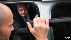 Assange mahkemeden ayrılırken gazetecilere açıklama yapmadı.