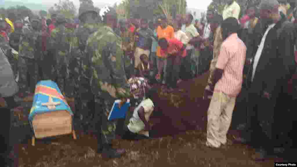 Un homme essaie de creuser un trou pour mettre le cercueil d&#39;une victime, en RDC, Kamanyola dans le Sud-Kivu, 16 septembre 2017.&nbsp;