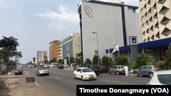 Boulevard de l'Indépendance à Libreville au Gabon, janvier 2017. (VOA/Timothée Donangmaye)