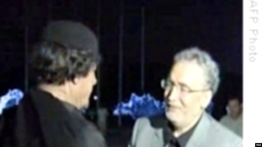Pemimpin Libya Moammar Gadhafi menyambut kedatangan Abdel Basset al-Megrahi di Tripoli, Agustus 2009.