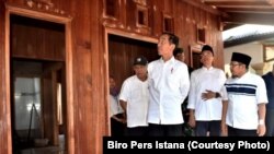 Presiden Joko Widodo mampir ke rumah pelari cepat, Lalu M. Zohri, yang sedang dalam proses pembangunan di Lombok Utara, Selasa, 14 Agustus 2018. (Foto: Biro Setpres)