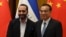 El presidente de El Salvador, Nayib Bukele, posa junto al Primer Ministro chino Li Keqianp, en el Gran Salón del Pueblo, en Pekín, el pasado 3 de diciembre al anunciarse un paquete de cooperación de China.