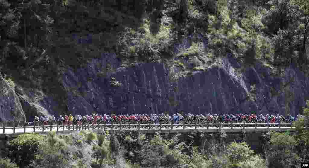 The pack rides during the 2nd stage of the 107th edition of the Tour de France cycling race, 187 km with start and finish in Nice.
