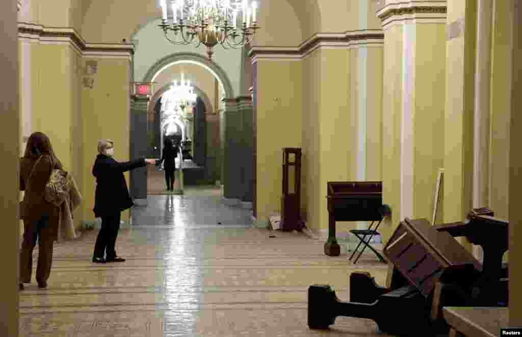 Muebles ensucian un pasillo despu&#233;s de que partidarios del presidente de Estados Unidos, Donald Trump, ocuparan el Capitolio de Estados Unidos.