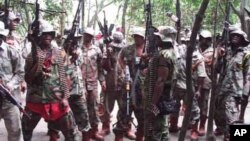 Mayakan kungiyar "Niger Delta Vigilante Group" ta Ateke Tom su na rawar daji cikin sansaninsu