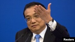 中國總理李克強在北京人大會堂召開的中歐企業家圓桌會議上講話。（2018年7月16日）