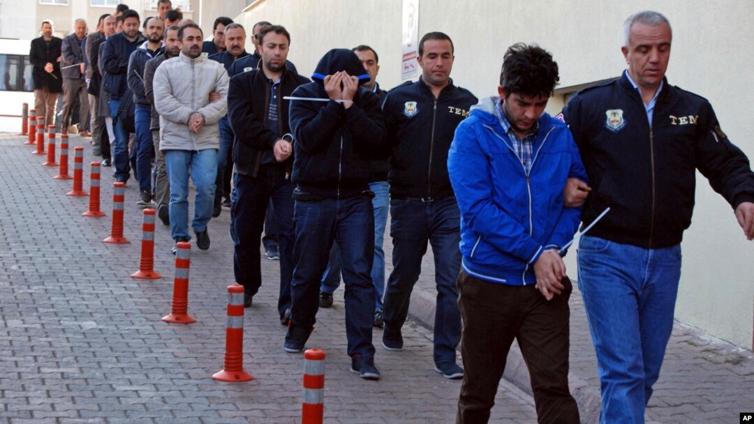 Polisi Turki menangkap orang-orang yang dicurigai mempunyai keterkaitan dengan Fethullah Gulen, di kota Kayseri, Rabu (26/4).