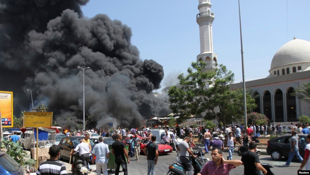Asap hitam mengepul di luar Masjid al-Taqwa, salah satu masjid yang menjadi target serangan bom di Tripoli, Lebanon (23/8).