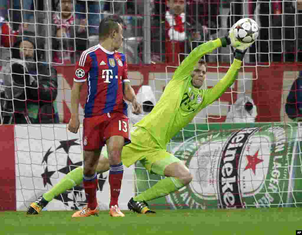 Le gardien de but du Bayern Manuel Neuer fait un arrêt au cours du match de football de la Ligue des Champions, Groupe E, entre le FC Bayern Munich et l&#39;AS Roma à l&#39;Allianz Arena à Munich, en Allemagne, mercredi 5 novembre 2014