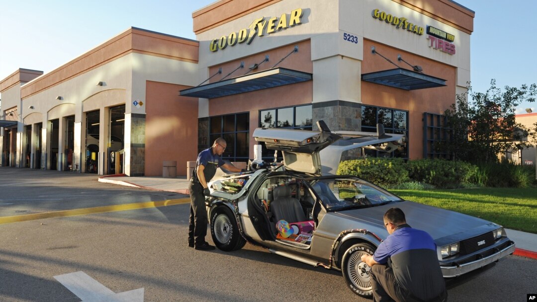Sebuah replika mesin waktu DeLorean berhenti di sebuah dealer ban mobil Goodyear di Lakewood, California (20/10) untuk diperiksa sebelum pelaksanaan hari "Back to the Future" yang diperingati pada hari ini, Rabu, 21 Oktober 2015 di Amerika. Ban mobil yang digunakan pada mobil dalam film trilogi 'Back To The Future' merupakan jenis Goodyear Eagle produksi Goodyear (Foto: Carlos Delgado/AP Images for Goodyear).