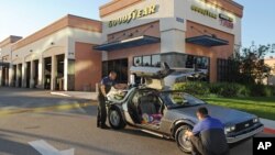 Sebuah replika mesin waktu DeLorean berhenti di sebuah dealer ban mobil Goodyear di Lakewood, California (20/10) untuk diperiksa sebelum pelaksanaan hari "Back to the Future" yang diperingati pada hari ini, Rabu, 21 Oktober 2015 di Amerika. Ban mobil yang digunakan pada mobil dalam film trilogi 'Back To The Future' merupakan jenis Goodyear Eagle produksi Goodyear (Foto: Carlos Delgado/AP Images for Goodyear).