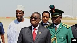 Ghana's President John Atta Mills (front,C) arrives for the Economic Community of West African States (ECOWAS) meeting in Nigeria's capital Abuja, December 7, 2010 (file photo).