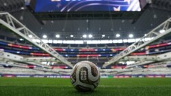 2026년 7월 12일 미국 텍사스주 알링턴의 댈러스 스타디움 경기장에 놓여 있는 2026 FIFA 북중미 월드컵 공식 매치 볼인 아디다스의 새로운 '트리온다 파이널(Trionda Final)' 공.