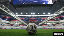 2026년 7월 12일 미국 텍사스주 알링턴의 댈러스 스타디움 경기장에 놓여 있는 2026 FIFA 북중미 월드컵 공식 매치 볼인 아디다스의 새로운 '트리온다 파이널(Trionda Final)' 공.