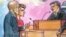 El diseño muestra a Ross William Ulbricht al centro durante la primera audiencia ante la Corte.