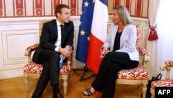 Le président Emmanuel Macron, à gauche, et la cheffe de la diplomatie de l'UE Federica Mogherini discutent en marge du sommet des Balkans occidentaux au Palazzo del Governo à Trieste, Italie, 12 juillet 2017.