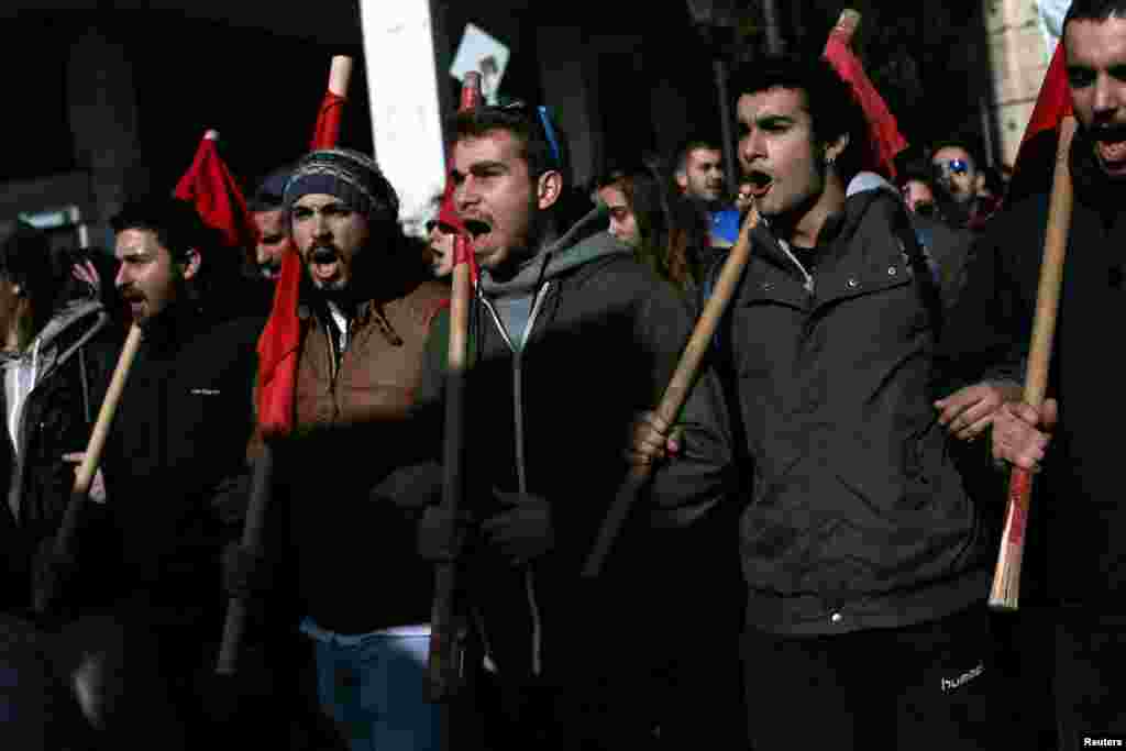 تظاهرات علیه اصلاحات در قوانین کار و مالیات در آتن، پایتخت یونان.