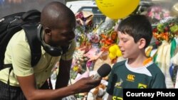 Ten-year-old Jason tells reporter Thuso Khumalo about how he met Nelson Mandela, Houghton, Dec. 8, 2013. (Jennie Smith for VOA) 