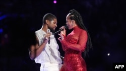 O cantor e compositor norte-americano Usher actua com a cantora e compositora norte-americana Alicia Keys
