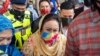 Rosmah Mansor (tengah), istri mantan perdana menteri Malaysia Najib Razak, meninggalkan kompleks pengadilan Duta setelah sidang kasus korupsi di Kuala Lumpur pada 18 Februari 2021. (Foto: AFP/Mohd RASFAN)