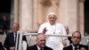 FILE - Paus Fransiskus melambaikan tangannya seusai audiensi umum mingguannya di Lapangan Santo Petrus, Vatikan, Rabu, 10 April 2024. (AP/Andrew Medichini)