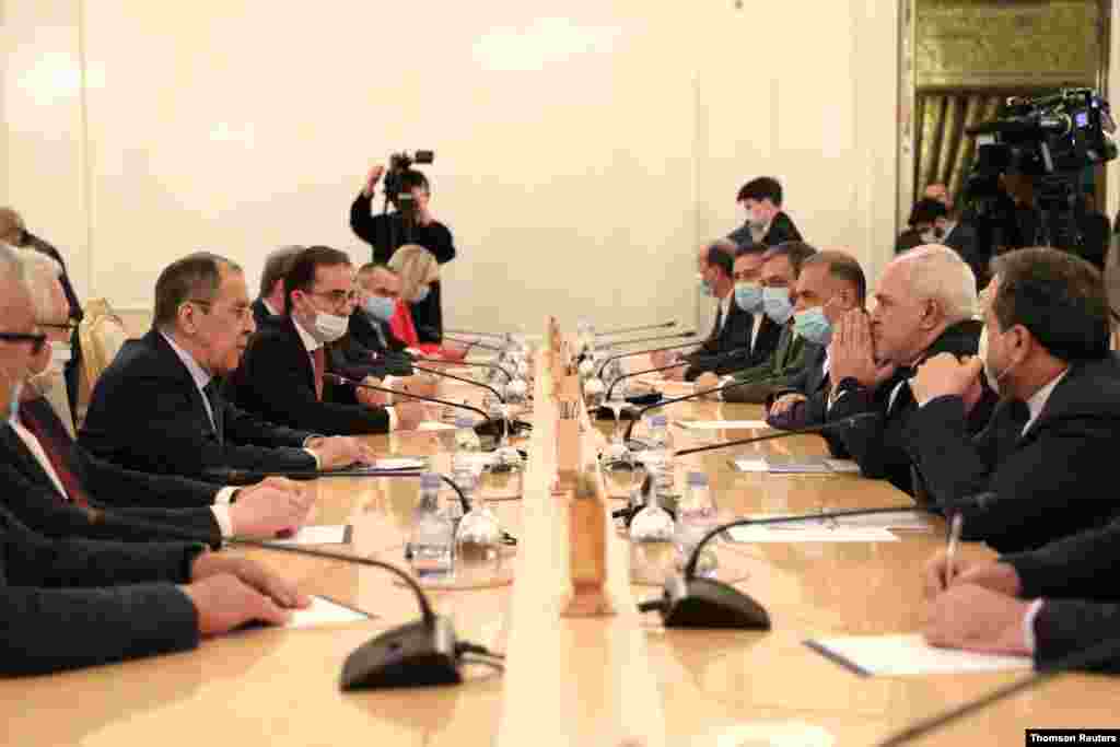미국의 트럼프 행정부가 지난 21일 이란에 대한 제재 복원을 발표한 가운데 세르게이 라브로프 러시아 외무장관과 모하마드 자바드 자리프 이란 외무장관이 모스크바에서 회담했다.