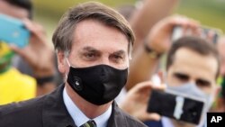 Le président brésilien Jair Bolsonaro devant sa résidence officielle du palais Alvorada à Brasilia, le 25 mai 2020. (Photo AP)