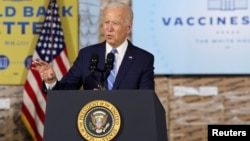 
ARCHIVO - El presidente de EE. UU., Joe Biden, pronuncia comentarios sobre la importancia de los requisitos de la vacuna COVID-19, durante una visita a un sitio de construcción de Clayco, en Elk Grove Village, Illinois, el 7 de octubre de 2021.
. 