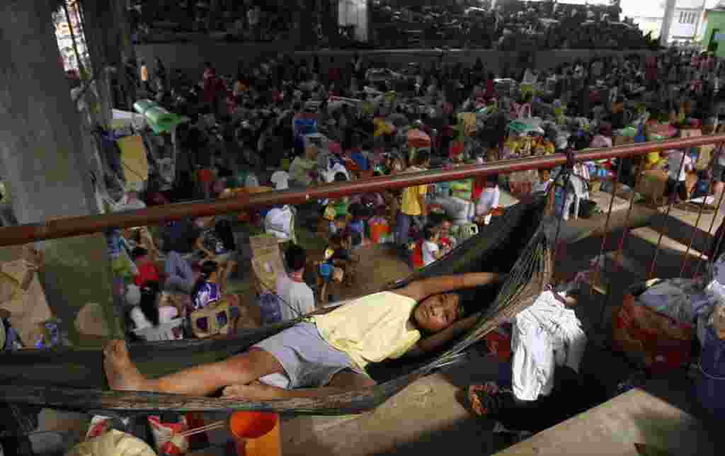 En Typhoon Washi, al sur de las Filipinas, 1.000 personas pierden su vivienda y son refugiados en un centro de evacuación.