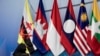 Sejumlah bendera negara anggota ASEAN di sela-sela KTT ASEAN ke-33 di Singapura pada tahun 2018. (Foto: AP/Bernat Armangue)