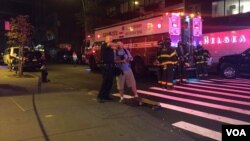 De Blasio aseguró que no había relación con el terrorismo y que el suceso no estaba vinculado con la explosión de una bomba de tubo, registrada el sábado en New Jersey que obligó a cancelar una carrera benéfica. [Foto: Celia Mendoza, VOA]. 