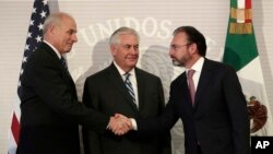 De izquierda a derecha: John Kelly secretario de Seguridad Nacional de EE.UU.; Rex Tillerson secretario de Defensa de EE.UU.; Luis Videgaray, secretario de Relaciones Exteriores de México. México, febrero 23, 2017.