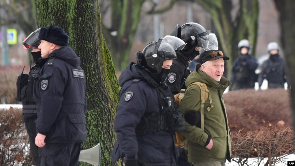 2024 年 2 月 17 日俄罗斯反对派领导人阿列克谢·纳瓦尔尼在北极死亡一天后，俄罗斯圣彼得堡警察抓捕前去政治镇压受害者纪念碑前给纳瓦尔尼献花的民众。图为一名男子被警察带走。
