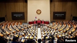 Anggota parlemen Korea Selatan selama sesi pleno pemungutan suara pemakzulan Presiden Yoon Suk Yeol di Majelis Nasional di Seoul, Korea Selatan, pada Sabtu, 14 Desember 2024. (Foto: via Reuters)