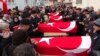 Warga menghadiri salat jenazah korban gempa Mustafa Mercan, istri Nilhan dan bayi kembarnya Mehmet Ali dan Duru, 3, di Bayramic, Canakkale, Turki, Sabtu, 11 Februari 2023. (Foto: via AP)