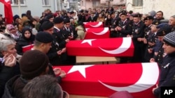 Warga menghadiri salat jenazah korban gempa Mustafa Mercan, istri Nilhan dan bayi kembarnya Mehmet Ali dan Duru, 3, di Bayramic, Canakkale, Turki, Sabtu, 11 Februari 2023. (Foto: via AP)