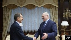 세르게이 나리슈킨 러시아 대외첩보국(SVR) 국장(왼쪽)이 지난해 10월 벨라루스 민스크에서 알렉산드르 루카셴코 벨라루스 대통령과 만났다.