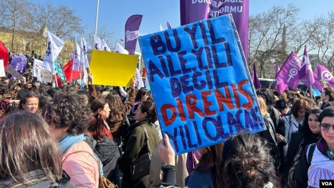 8 Mart 2025 - Dünya Emekçi Kadınlar Günü'nde yüzlerce kadın Kadıköy’de biraraya geldi