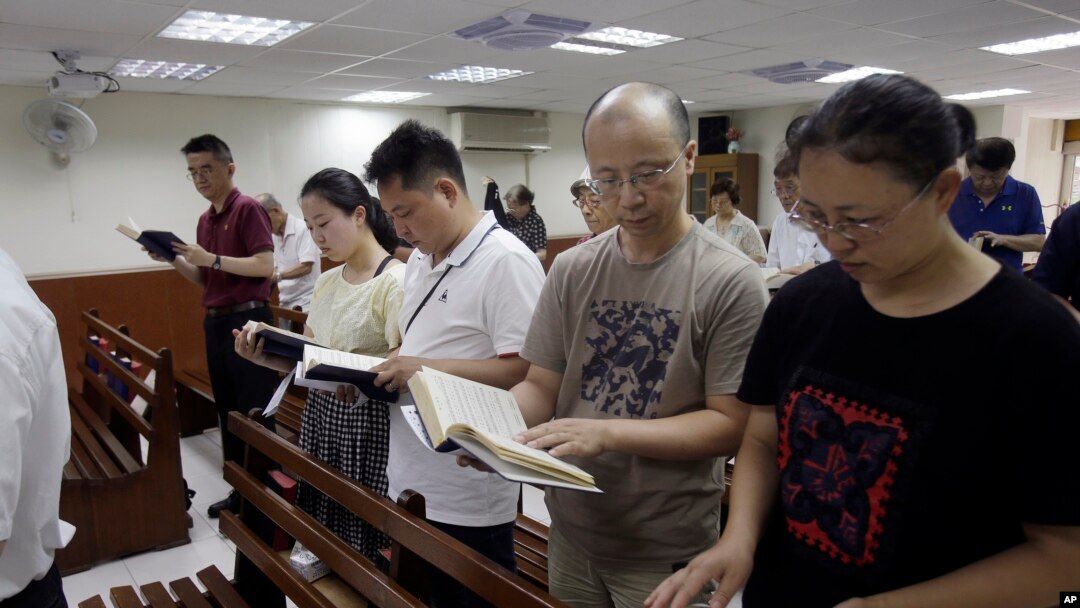 2019年7月7日秋雨教会的廖強（右二）在台北一所教堂里做礼拜。