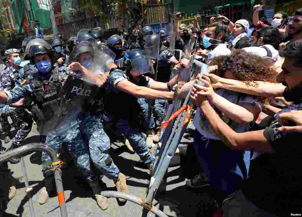 Demonstrators confront riot police as they try to cross barricades on a road leading to the UNESCO Palace where Lebanon&#39;s parliament is holding a legislative session, during a protest against a controversial amnesty draft law, in Beirut, Lebanon.