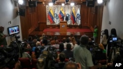 ARCHIVO - El fiscal general venezolano, Tarek William Saab, ofrece una conferencia de prensa sobre casos de corrupción con la petrolera estatal PDVSA en Caracas, Venezuela, el 25 de marzo de 2023.