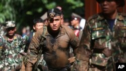 Para prajurit Thailand berupaya untuk menemukan anak-anak dan pelatihnya yang hilang di gua Tham Luang Nang Non di Mae Sai, provinsi Chiang Rai, Thailand utara hari Jumat, 29 Juni 2018 (foto: AP Photo/Sakchai Lalit).