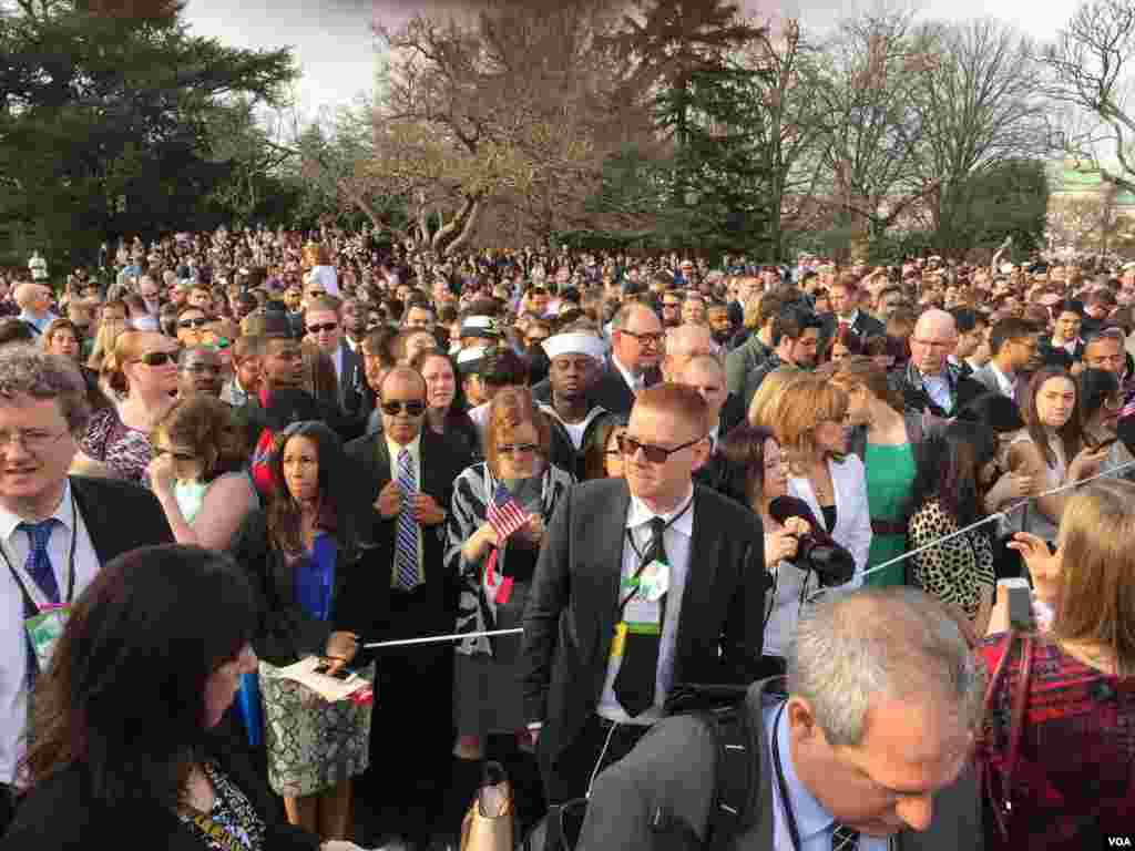 Crowded White House lawn during arrival ceremony in honor of Canada's Prime Minister Justin Trudeau who is in Washington for meetings with President Barack Obama, March 10, 2016. (A. Pande / VOA) 