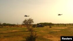 Deux hélicoptères français volent au-dessus de la localité de Gossi au Mali, le 24 juillet 2014. 