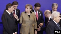 Kanselir Jerman, Angela Merkel (tengah) berbicara dengan Perdana Menteri Slovenia Borut Pahor (kiri) di Brussels (30/1).