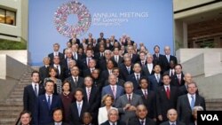 Los gobernadores del Fondo Monetario Internacional reunidos en Washington, posan para la tradicional foto del familia.