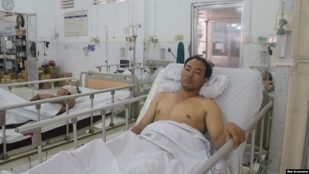 Ngư dân bị thương Nguyễn Hùng Cường trong bệnh viện tỉnh Kiên Giang. (Ảnh chụp từ trang web của báo Thanh Niên online).