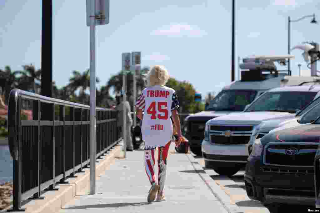 Una seguidora del expresidente de EEUU Donald Trump, viste una camiseta deportiva con el apellido del exmandatario y el número 45, en referencia a su puesto en la lista histórica de presidentes, frente a la residencia de Trump en Palm Beach, Florida. el 22 de marzo de 2023.